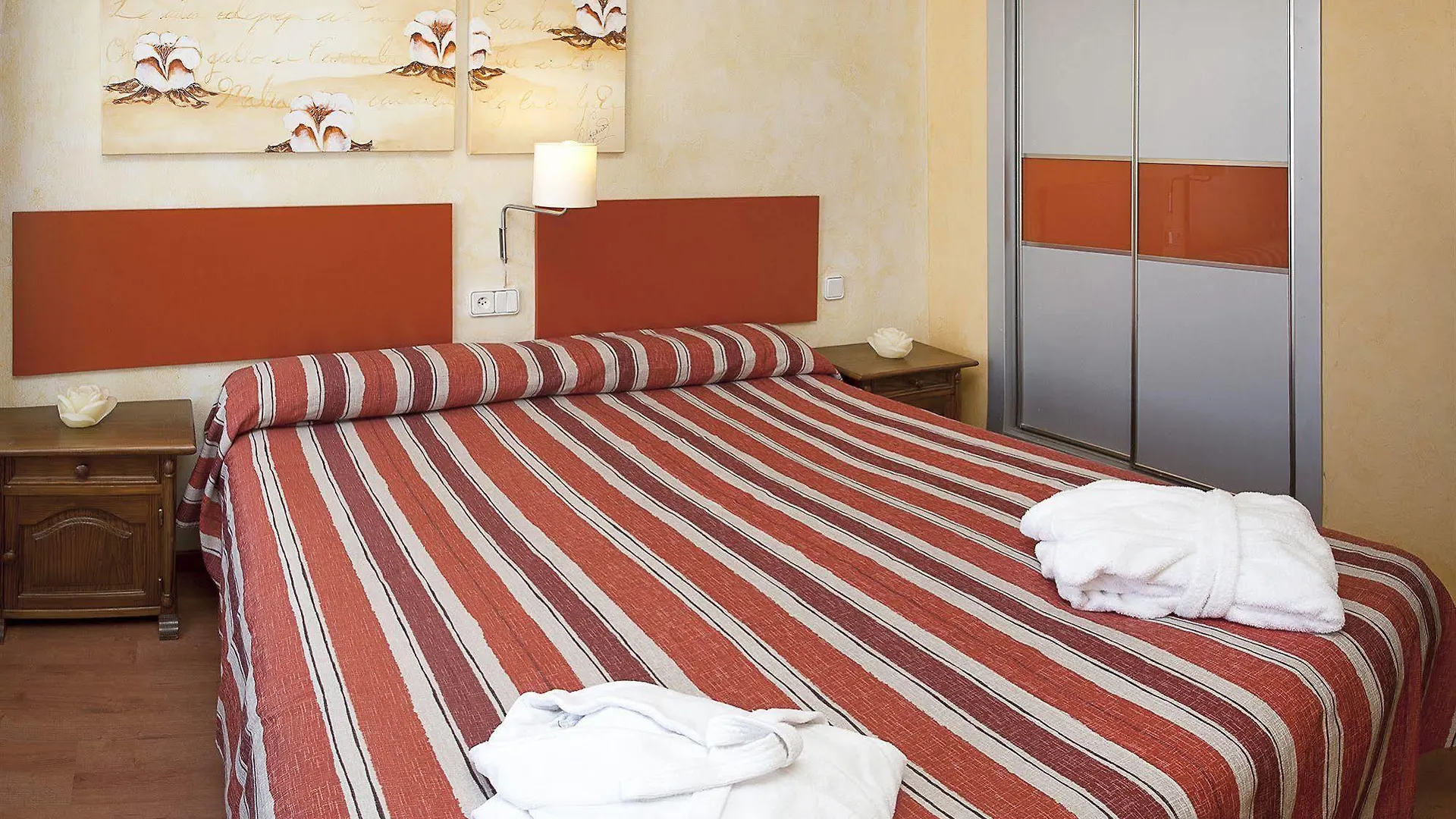 Отель Parot Apartments Санта-Эулалия-дель-Рио